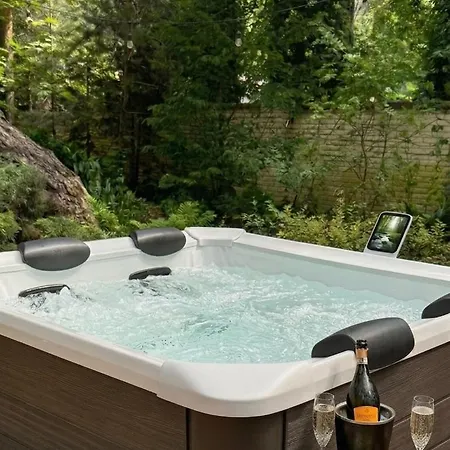 Golden Luxury Garden Retreat - Jacuzzi & Sauna Willa *