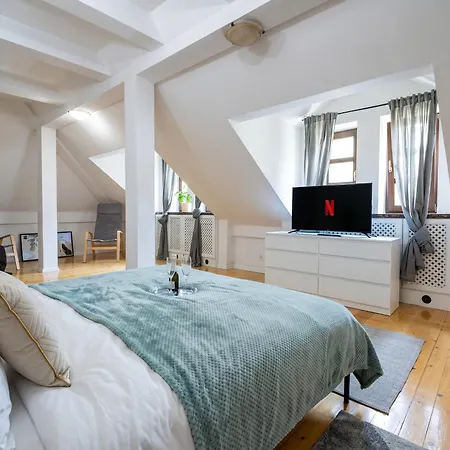 Golden Luxury Garden Retreat - Jacuzzi & Sauna
