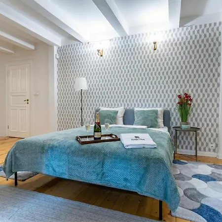 Golden Luxury Garden Retreat - Jacuzzi & Sauna
