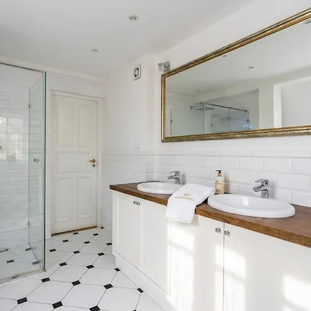 Vila Golden Luxury Garden Retreat - Jacuzzi & Sauna *
