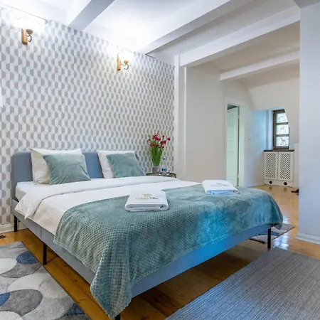 Golden Luxury Garden Retreat - Jacuzzi & Sauna Villa Konstancin-Jeziorna