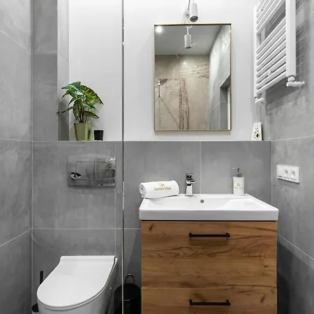 Golden Luxury Garden Retreat - Jacuzzi & Sauna