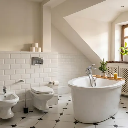 Golden Luxury Garden Retreat - Jacuzzi & Sauna Willa Konstancin-Jeziorna