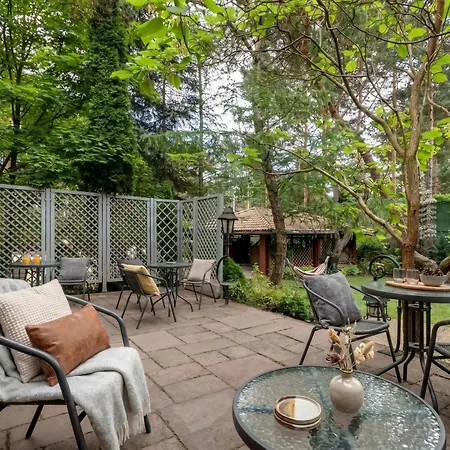 Golden Luxury Garden Retreat - Jacuzzi & Sauna