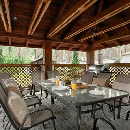 Golden Luxury Garden Retreat - Jacuzzi & Sauna Villa