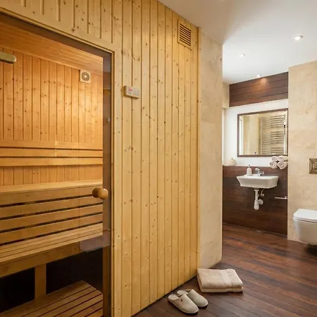 Golden Luxury Garden Retreat - Jacuzzi & Sauna Vila *