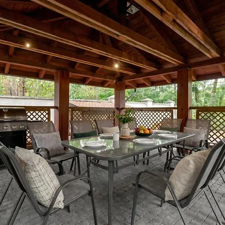Golden Luxury Garden Retreat - Jacuzzi & Sauna *